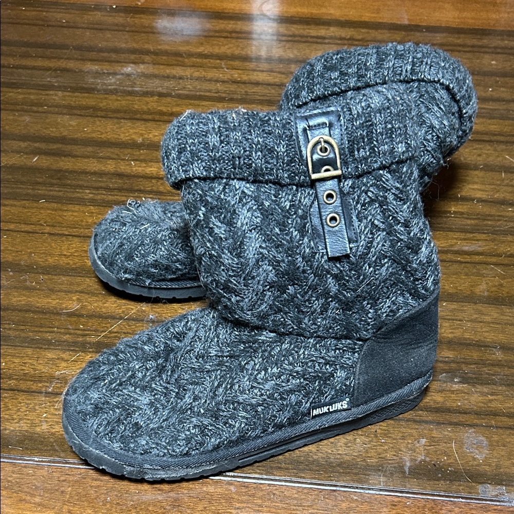 Women’s size 8 mukluk boots